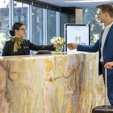 Meriton Suites North Ryde Sídney Exterior foto A hotel receptionist
