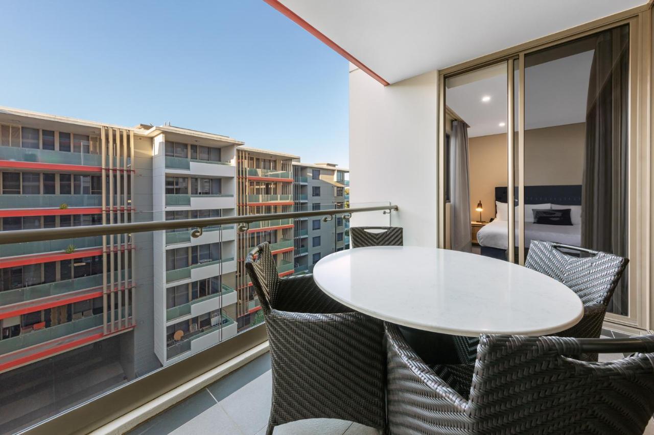 Meriton Suites North Ryde Sídney Exterior foto Balcony of a two-bedroom apartment