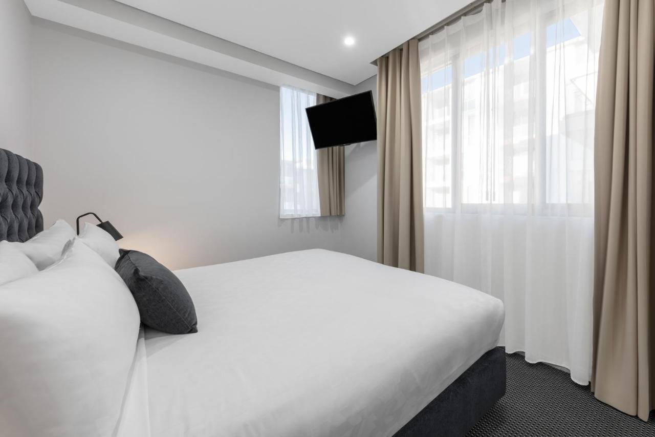 Meriton Suites North Ryde Sídney Exterior foto A bedroom at the hotel