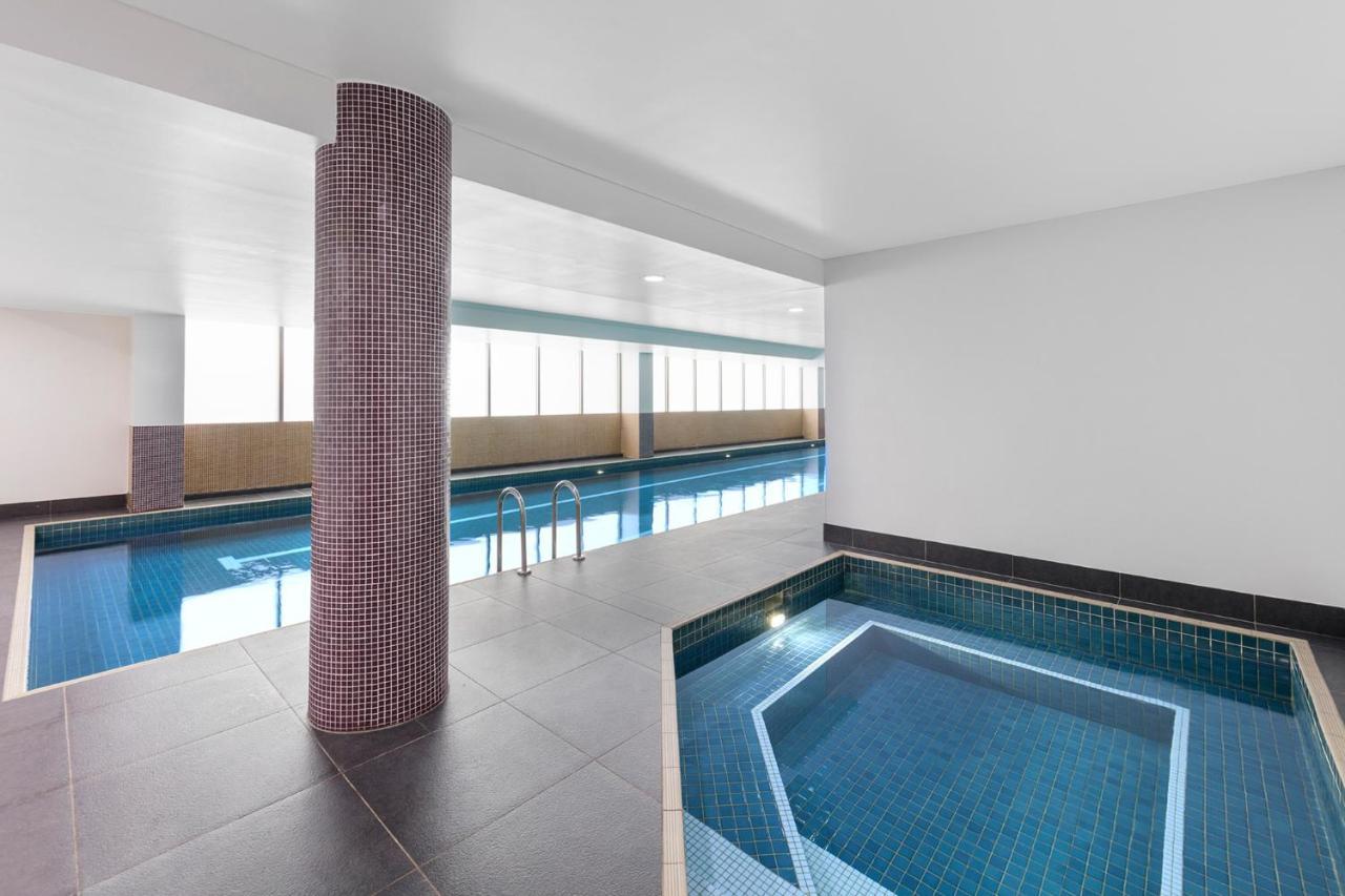 Meriton Suites North Ryde Sídney Exterior foto The swimming pool at the hotel