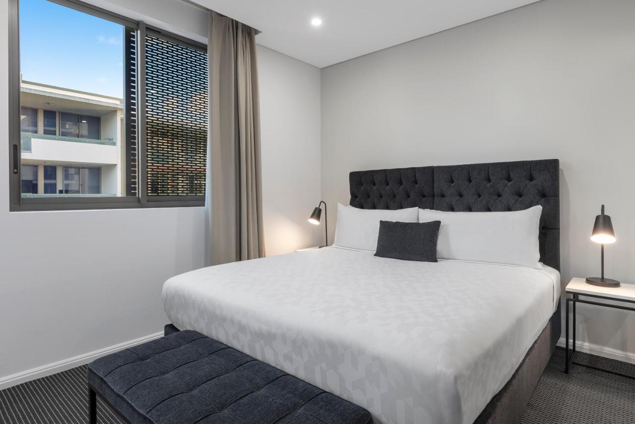 Meriton Suites North Ryde Sídney Exterior foto A bedroom at the hotel