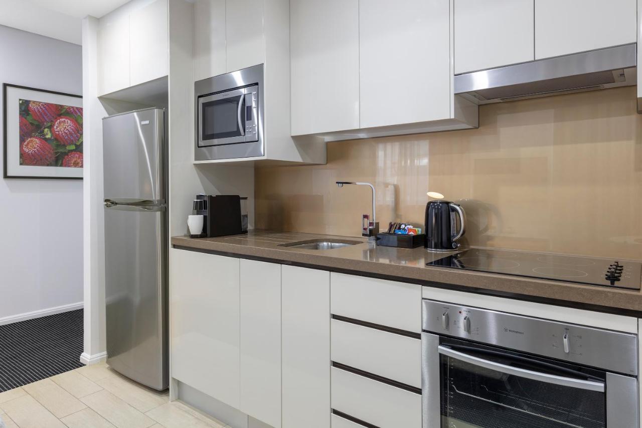 Meriton Suites North Ryde Sídney Exterior foto A typical kitchen in a serviced apartment