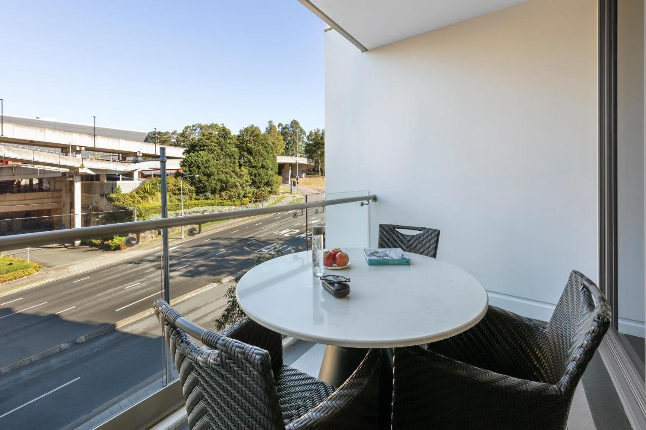 Meriton Suites North Ryde Sídney Exterior foto A balcony