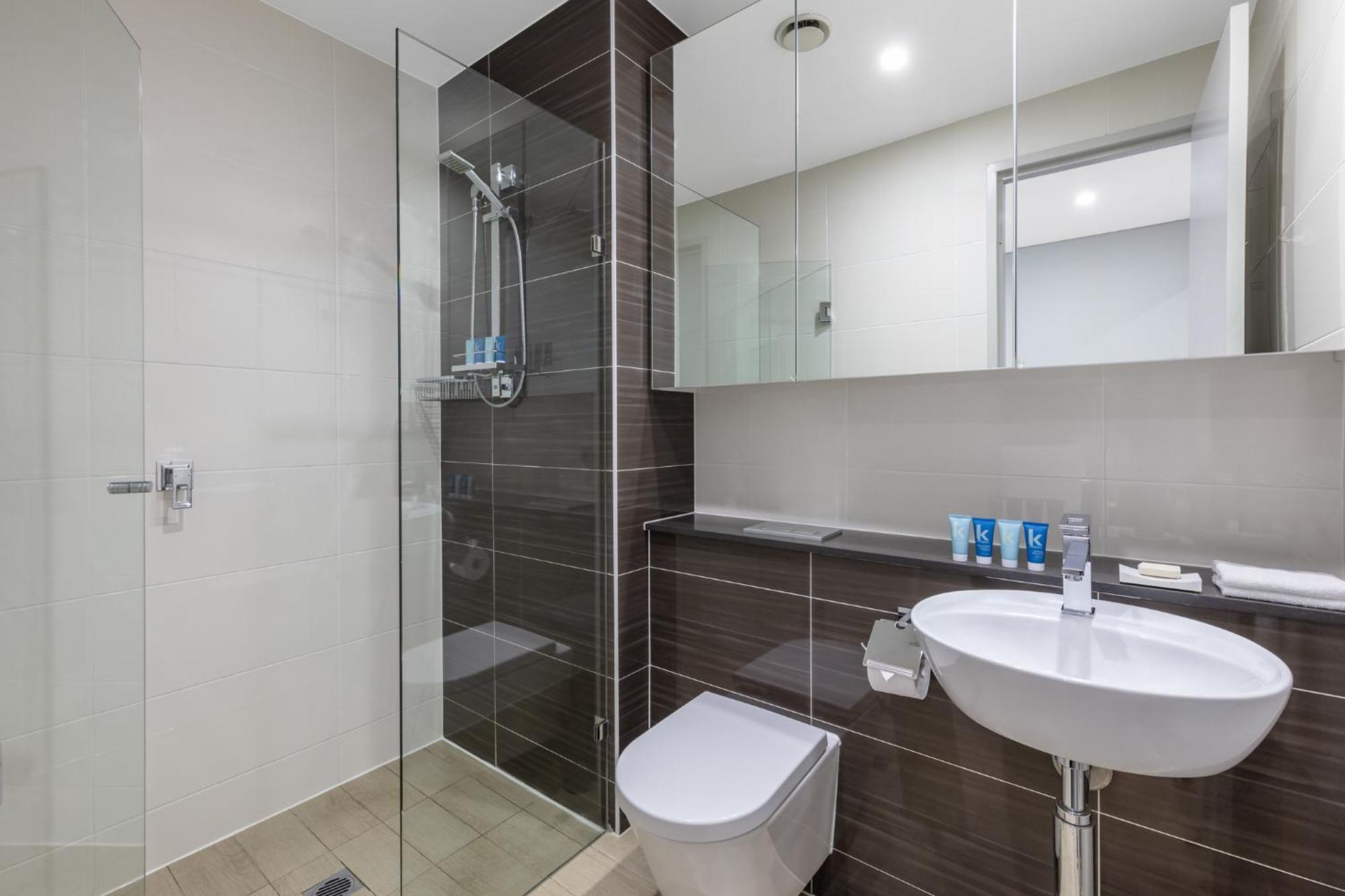 Meriton Suites North Ryde Sídney Exterior foto A modern bathroom