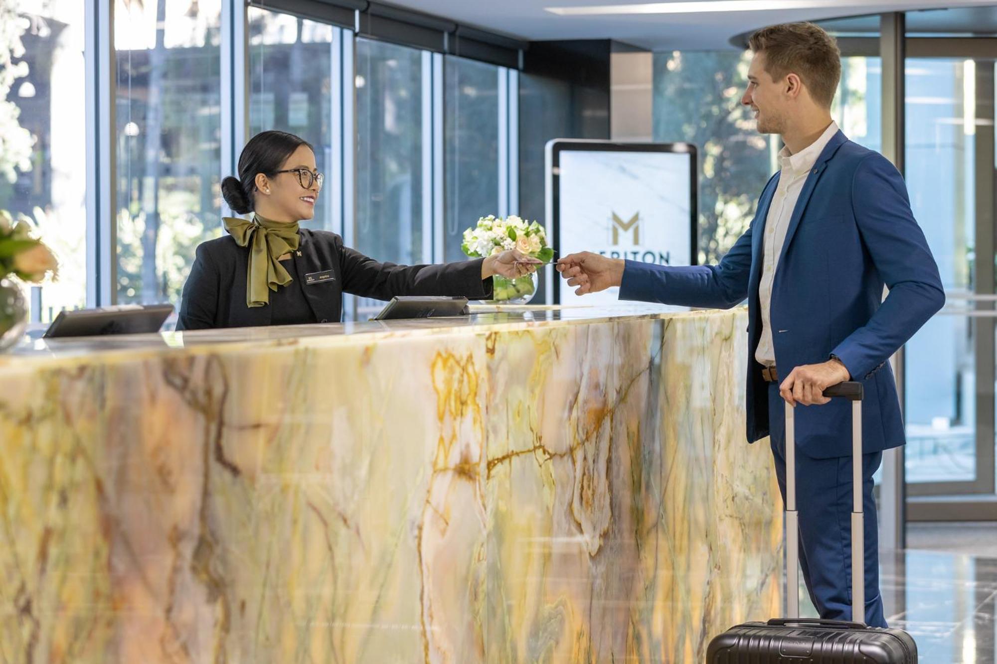 Meriton Suites North Ryde Sídney Exterior foto A hotel receptionist