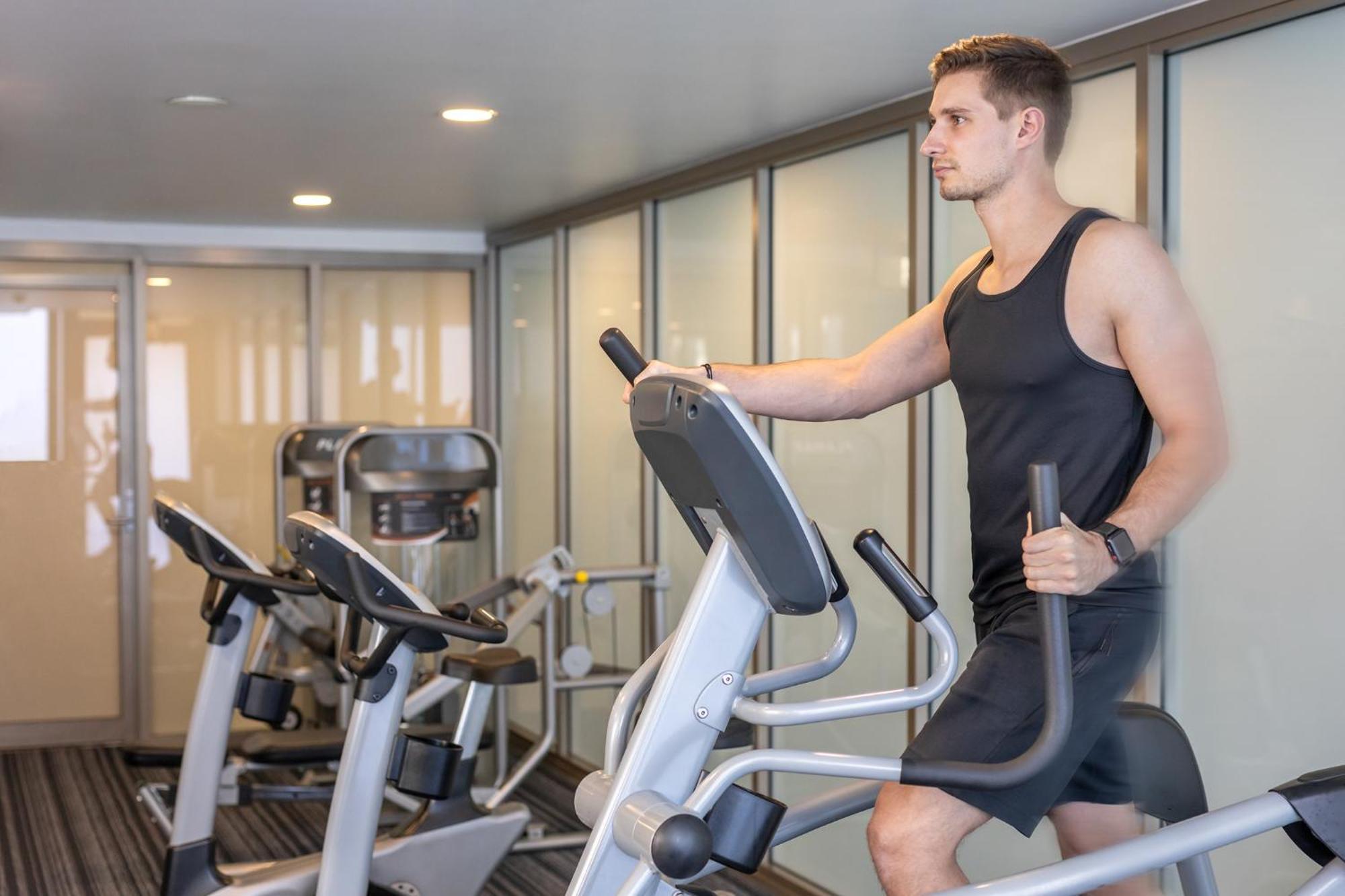Meriton Suites North Ryde Sídney Exterior foto A man using an elliptical trainer
